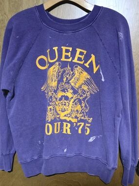 Que Purple Crewneck Sweatshirt with Yellow Graphic